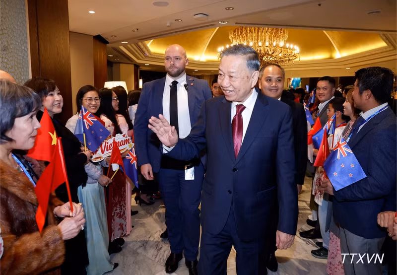 Funcionarios y empleados de la Embajada de Vietnam y representantes de la comunidad vietnamita en Nueva Zelanda dan la bienvenida al máximo dirigente vietnamita. (Foto: VNA)