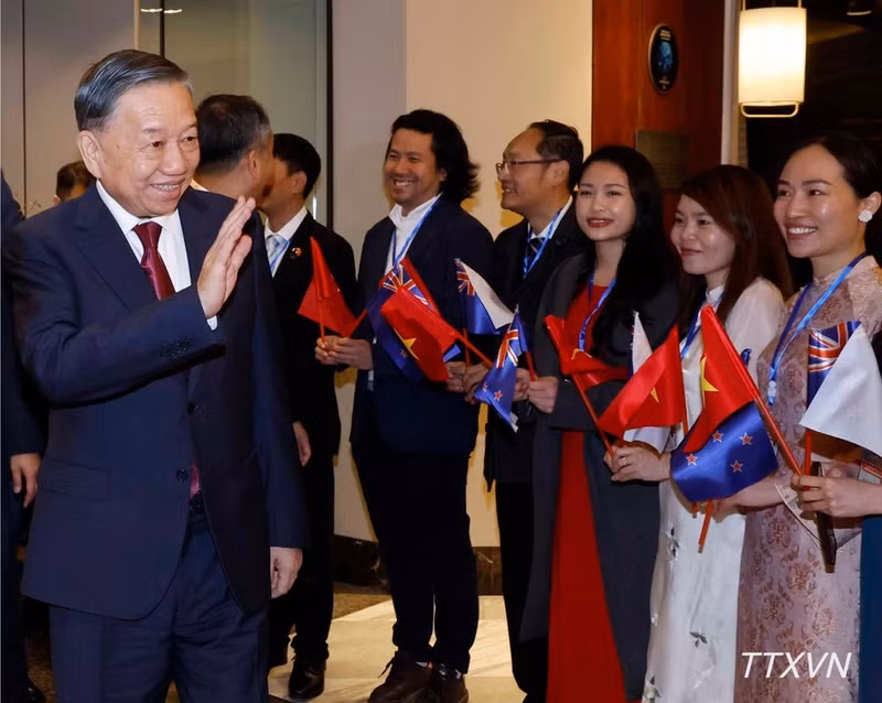 Funcionarios y empleados de la Embajada de Vietnam y representantes de la comunidad vietnamita en Nueva Zelanda dan la bienvenida al máximo dirigente vietnamita. (Foto: VNA)