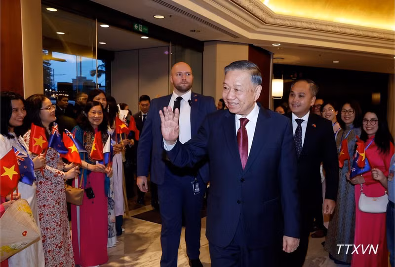 Funcionarios y empleados de la Embajada de Vietnam y representantes de la comunidad vietnamita en Nueva Zelanda reciben al secretario general del Partido Comunista y presidente de Vietnam, To Lam. (Foto: VNA)