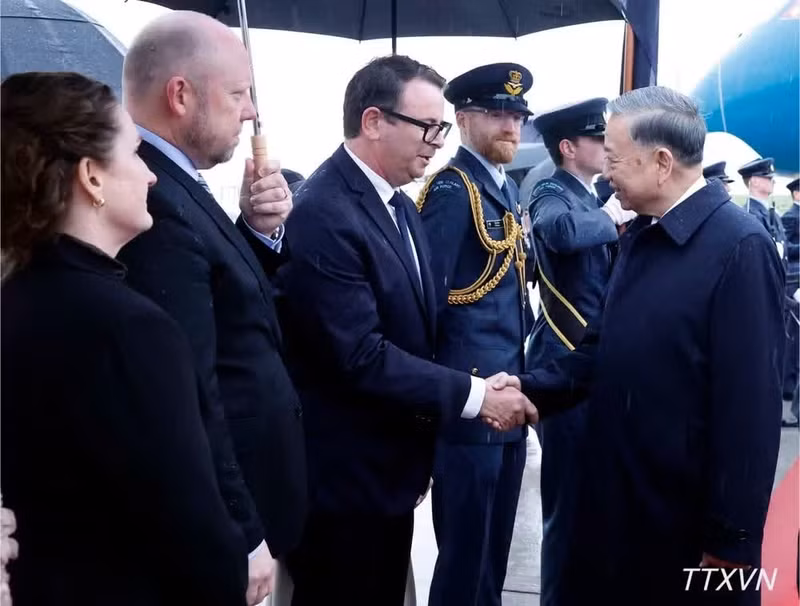 Funcionarios neozelandeses reciben al secretario general del Partido Comunista y presidente de Vietnam, To Lam, en el Aeropuerto Internacional de Auckland. (Foto: VNA)