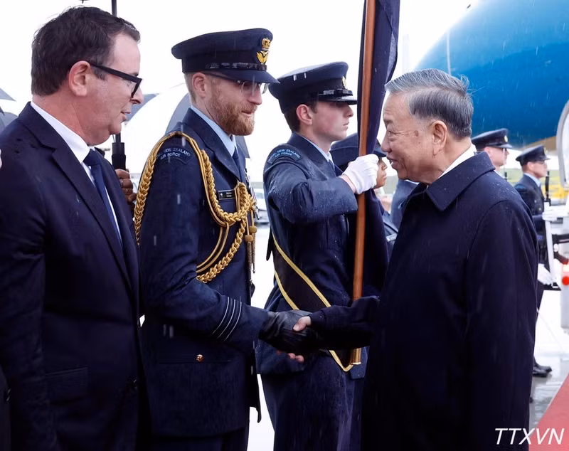 Autoridades de Nueva Zelanda reciben al secretario general del Partido Comunista de Vietnam y presidente de la nación, To Lam, en el Aeropuerto Internacional de Auckland. (Foto: VNA)