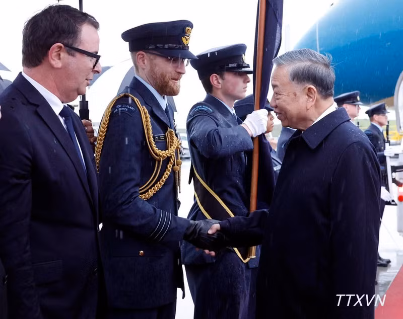 Funcionarios neozelandeses reciben al secretario general del Partido Comunista y presidente de Vietnam, To Lam, en el Aeropuerto Internacional de Auckland. (Foto: VNA)