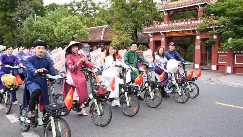 Los delegados, vestidos con el tradicional ao dai, partieron a las 6 de la mañana de la plaza situada frente a la Escuela de Educación Secundaria para Superdotados de Hue.
