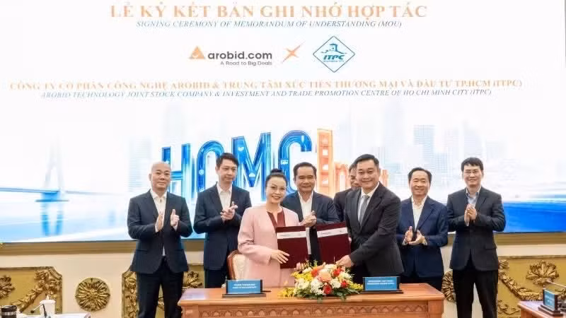 Se firma un acuerdo de cooperación entre el Centro de Promoción del Comercio y la Inversión de Ciudad Ho Chi Minh y Arobid.com para mejorar la coordinación en la gestión, operación y explotación de HCMCInvest. (Foto: Nhan Dan)