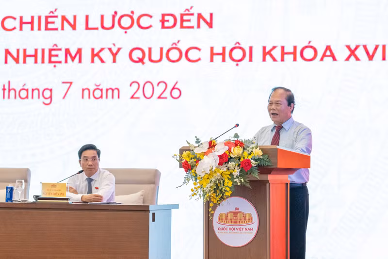 El expresidente del Comité de Asuntos Jurídicos de la AN Phan Trung Ly presenta la ponencia “Perfeccionar los mecanismos, las políticas y la legislación para elevar la eficacia de la aplicación de las resoluciones, conclusiones y recomendaciones derivadas de la supervisión de la Asamblea Nacional, sus órganos, las delegaciones de diputados y los diputados”.
