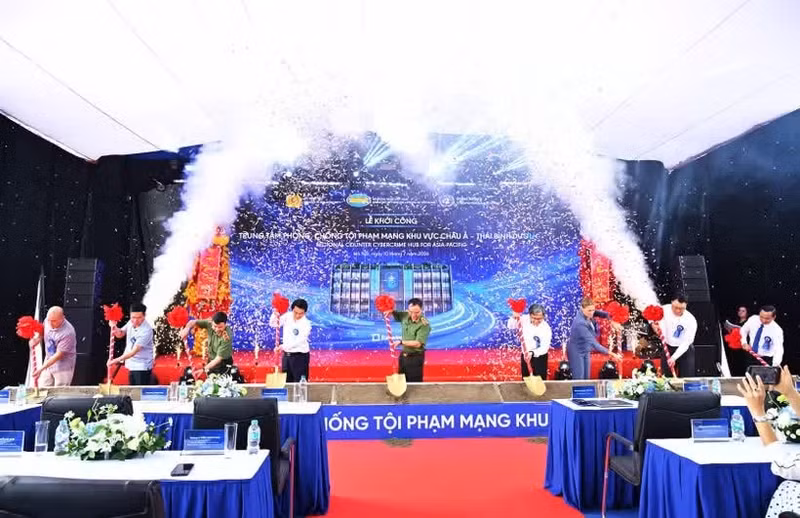 Los delegados dan inicio a la construcción de la obra. (Foto: bocongan.vn)