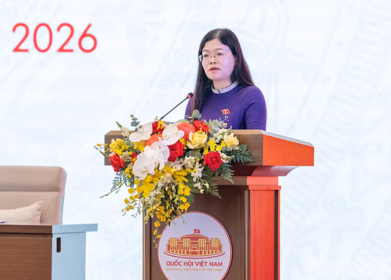 La subjefa de la delegación de diputados de la AN de la provincia de Thanh Hoa Luong Thi Hoa presenta la ponencia “Renovar y elevar la eficacia de la supervisión de las delegaciones de diputados de la Asamblea Nacional sobre la aplicación de la legislación en las localidades: la experiencia práctica de la provincia de Thanh Hoa”.