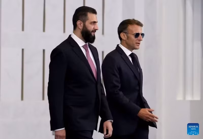 El presidente francés Emmanuel Macron (derecha) y el presidente interino sirio Ahmed al-Sharaa antes de una reunión en el Palacio del Pueblo en Siria. (Foto: Xinhua)