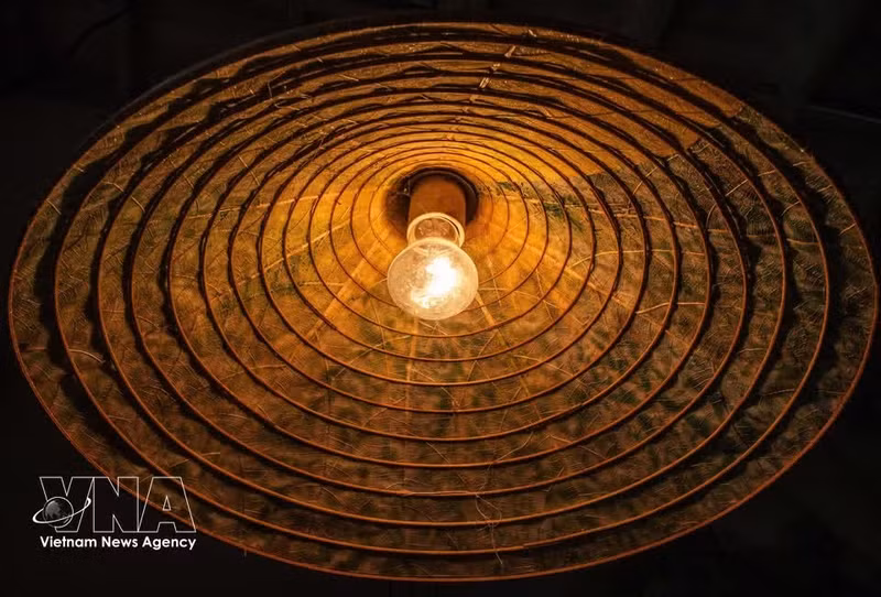 Gracias a su característica fina y translúcida, estos sombreros también se utilizan como elementos decorativos de iluminación. (Foto: VNA)