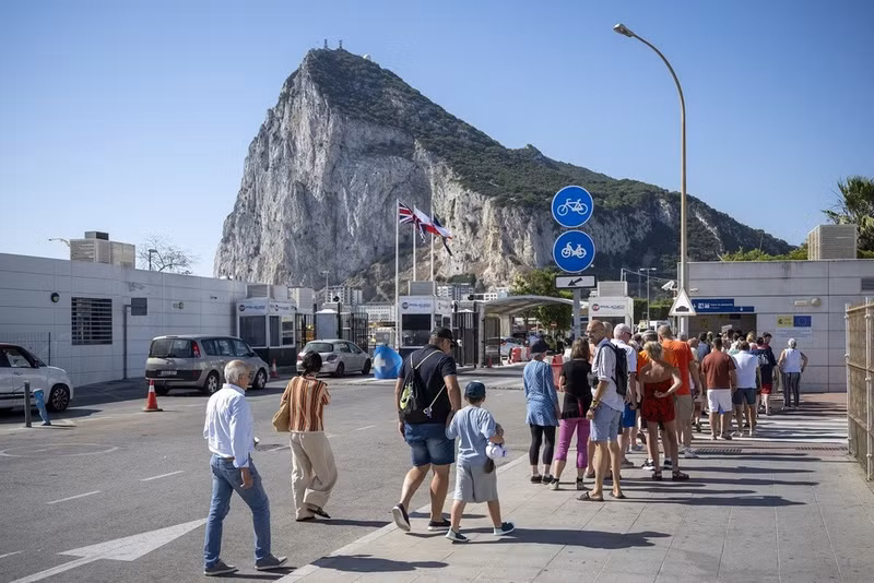 Personas hacen cola para el control de documentos en el paso fronterizo entre España y Gibraltar el 6 de julio de 2026. (Foto: AA/VNA)