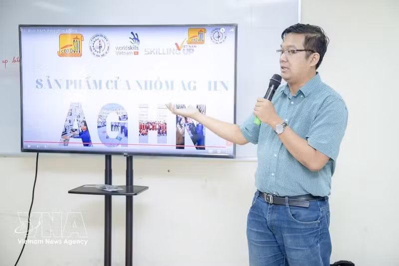 El maestro Nguyen Duc Tai, docente del Colegio de Formación Vocacional de An Giang. (Foto: VNA)