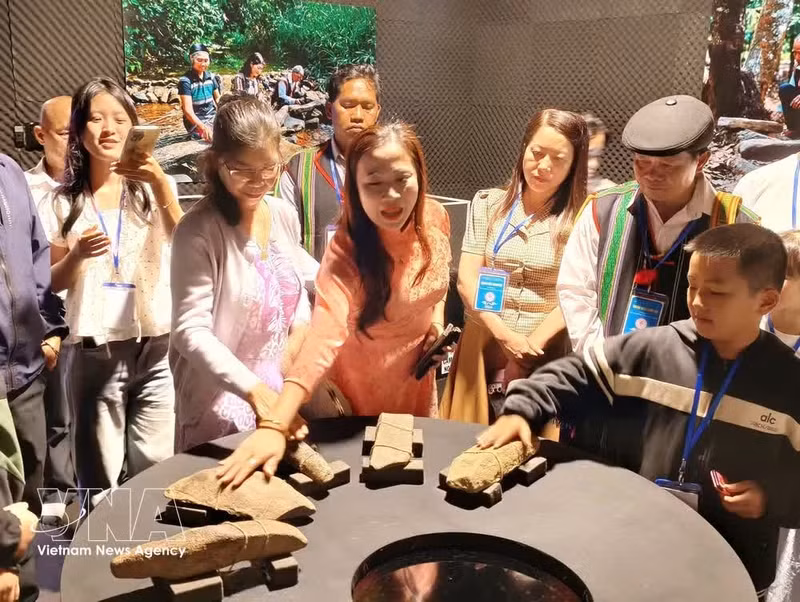 En la Casa de Exposiciones del Sonido, los visitantes pueden disfrutar de un sistema de sensores interactivos que recrea los sonidos del xilófono de piedra. (Foto: VNA)