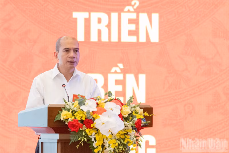 El vicepresidente de la Academia de Ciencia y Tecnología de Vietnam Tran Tuan Anh presenta la ponencia “El papel de la supervisión parlamentaria en el perfeccionamiento de las instituciones, las leyes, los mecanismos y las políticas para impulsar el desarrollo de la ciencia, la tecnología, la innovación y la transformación digital nacional”.
