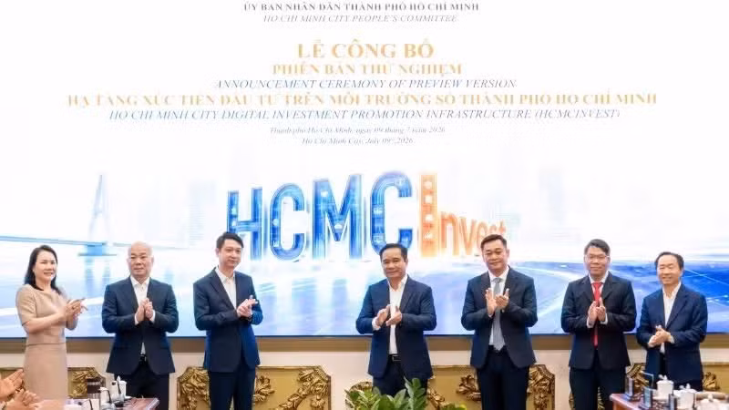 Dirigentes de Ciudad Ho Chi Minh, del Departamento de Promoción Comercial y los delegados llevan a cabo la ceremonia para anunciar la versión piloto de la HCMCInvest. (Foto: Nhan Dan)