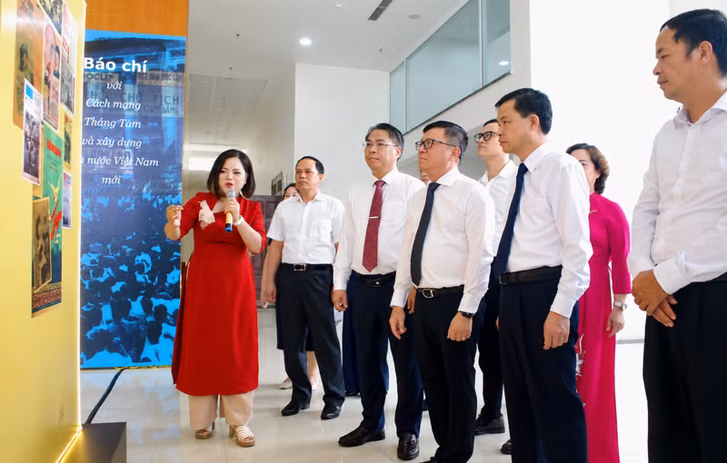 Los delegados visitan la exposición dedicada al periódico Viet Nam Doc Lap.