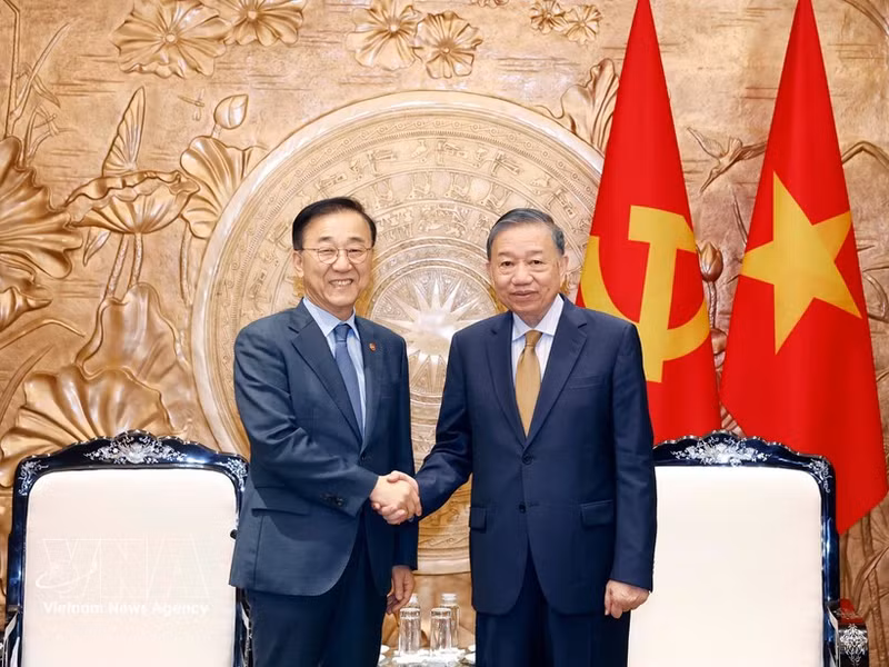 El secretario general del Partido Comunista y presidente de Vietnam, To Lam, recibe al ministro de Tierra, Infraestructura y Transporte de Corea del Sur, Kim Yun Duk. (Foto: VNA)