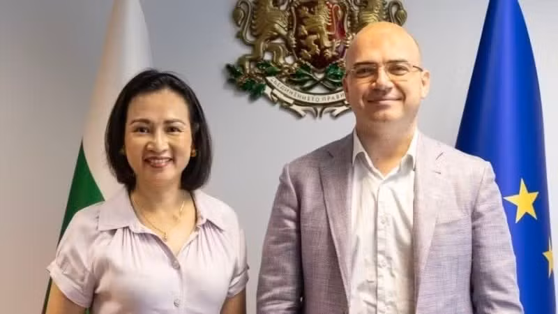 La embajadora de Vietnam en Bulgaria, Nguyen Thi Minh Nguyet, y el ministro de Turismo de Bulgaria, Ilin Dimitrov. (Foto: Embajada de Vietnam en Bulgaria)