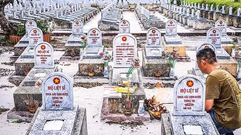 Tumbas de caídos aún sin identificar en el Cementerio de Mártires de Gio Linh, en la provincia de Quang Tri.