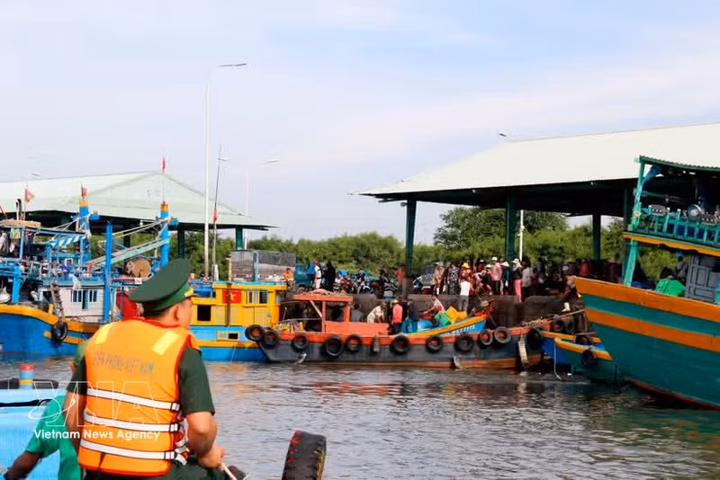 Las autoridades funcionales realizan patrullajes a los barcos pesqueros en el puerto de Phu Hai, barrio de Phu Thuy, provincia de Lam Dong. (Foto: VNA)