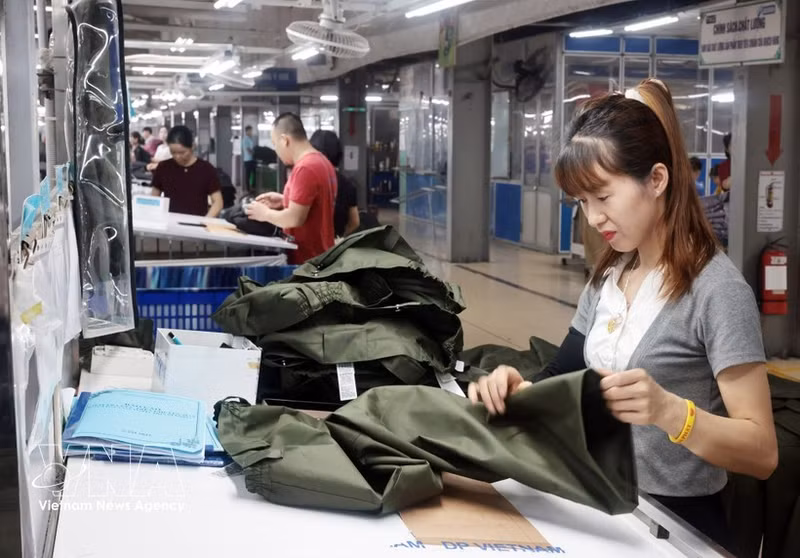 Fabricación de prendas de vestir en la compañía de confecciones TNG en la provincia de Thai Nguyen para exportación al mercado de la Unión Europea. (Foto: VNA)