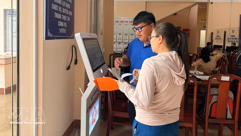 Miembros de la Unión de Jóvenes Comunistas Ho Chi Minh y jóvenes de la comuna de Chon Thanh (ciudad de Dong Nai) apoyan a los ciudadanos en la realización de trámites administrativos. (Foto: VNA)