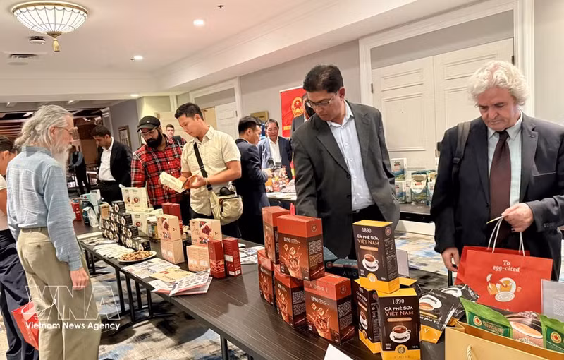 Las empresas canadienses visitan un stand de café vietnamita. (Foto: VNA)