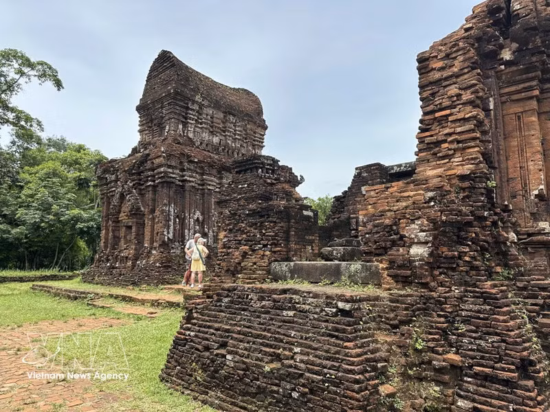 El santuario de My Son sirvió como el principal centro religioso y espiritual de las sucesivas dinastías Champa durante casi nueve siglos, desde el siglo IV hasta el XIII, y cuenta con un extenso conjunto de templos y torres hindúes. (Foto: VNA)