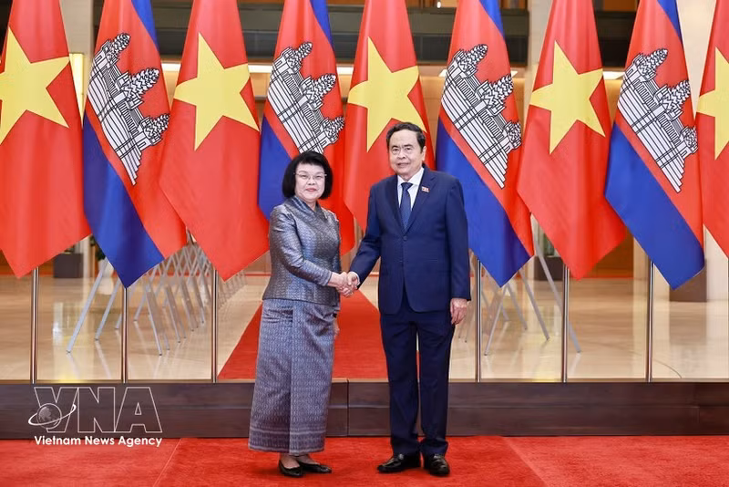 El presidente de la Asamblea Nacional de Vietnam, Tran Thanh Man, recibe a su homóloga camboyana, Samdech Khuon Sudary. (Foto: VNA)