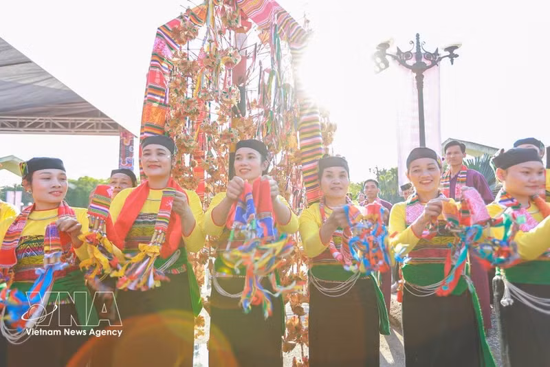 La Jornada de Intercambio Cultural de las Etnias, celebrada en la Aldea Cultural y Turística de las Etnias de Vietnam, reunió a numerosos residentes y visitantes. (Foto: VNA)