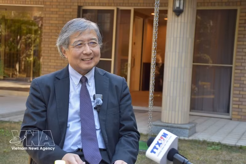 Toshiro Nishizawa, investigador principal del Centro de Investigación Económica y de Recursos Urbanos (SCERU) de la Universidad de Tokio, y especialista del Instituto del Banco Asiático de Desarrollo (ADBI), en la entrevista. (Foto: VNA)