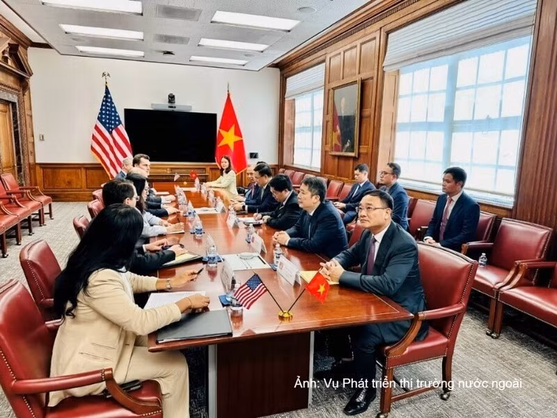En la reunión entre el ministro de Industria y Comercio de Vietnam, Le Manh Hung, y el secretario de Comercio de Estados Unidos, Howard Lutnick. (Foto: Departamento de Desarrollo de Mercados en el Extranjero)