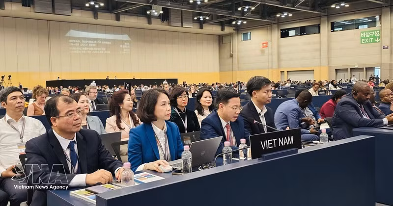 El viceministro de Relaciones Exteriores y presidente del Comité Nacional de Vietnam para la Unesco, Ngo Le Van, habla en el evento. (Foto: VNA)