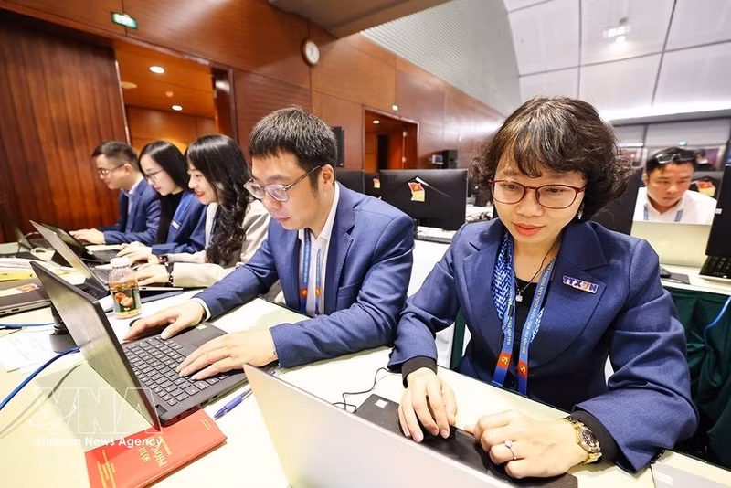 Reporteros de la Agencia Vietnamita de Noticias cubren el XIV Congreso Nacional del Partido Comunista de Vietnam. (Foto: VNA)