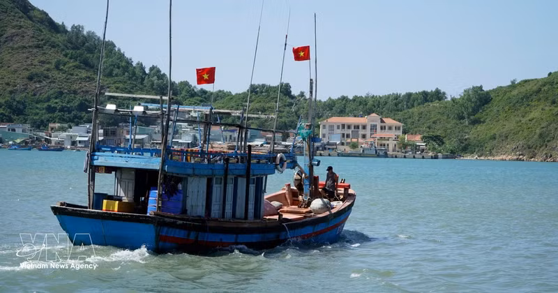 Un barco pesquero fanea en el mar. (Foto: VNA)