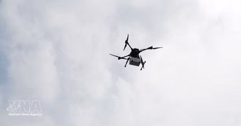 El 12 de febrero de 2026, en la zona de la terminal de ferris de Can Gio (Ciudad Ho Chi Minh), el Servicio de Ciencia y Tecnología de la ciudad, en coordinación con Vietnam Post y la empresa CT UAV, celebró la ceremonia de inauguración de la primera ruta de reparto postal mediante vehículos aéreos no tripulados (UAV). (Foto: VNA)