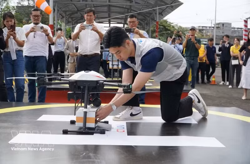 Personal prepara paquetes para su transporte mediante drones. (Foto: VNA)