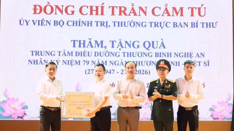 El miembro del Buró Político y permanente del Secretariado del Comité Central del Partido Comunista de Vietnam, Tran Cam Tu, visita el Centro de Rehabilitación y Atención a Veteranos de Guerra de la provincia de Nghe An. (Foto: Nhan Dan)