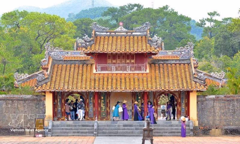 Turistas visitan atracciones turísticas en la ciudad de Hue. (Foto: VNA)