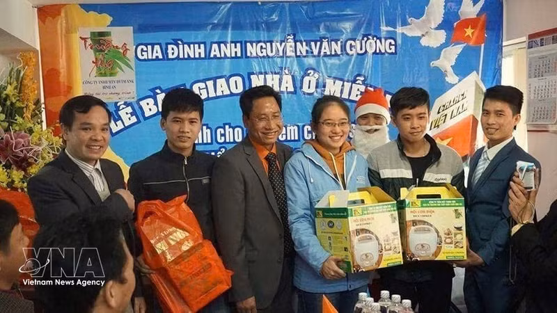 Nguyen Van Cuong (tercero desde la izquierda) en la ceremonia de entrega de viviendas gratuitas para los hijos de los soldados que prestaban servicio en Truong Sa en 2014. (Foto: Nguyen Van Cuong)
