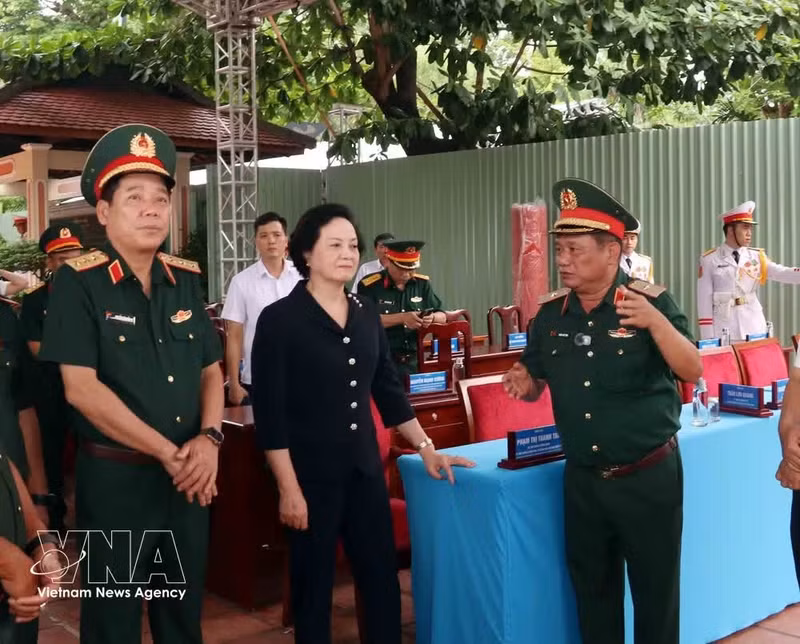 La viceprimera ministra de Vietnam, Pham Thi Thanh Tra, inspecciona los preparativos para una ceremonia de lanzamiento de las labores de búsqueda y recuperación de restos de combatientes caídos. (Foto: VNA)