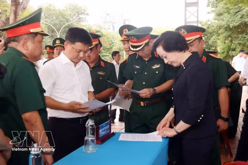 La viceprimera ministra de Vietnam, Pham Thi Thanh Tra, inspecciona los preparativos para una ceremonia de lanzamiento de las labores de búsqueda y recuperación de restos de combatientes caídos. (Foto: VNA)