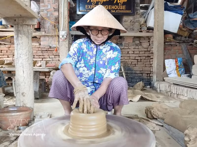 En la aldea de la cerámica de Thanh Ha. (Foto: VNA)