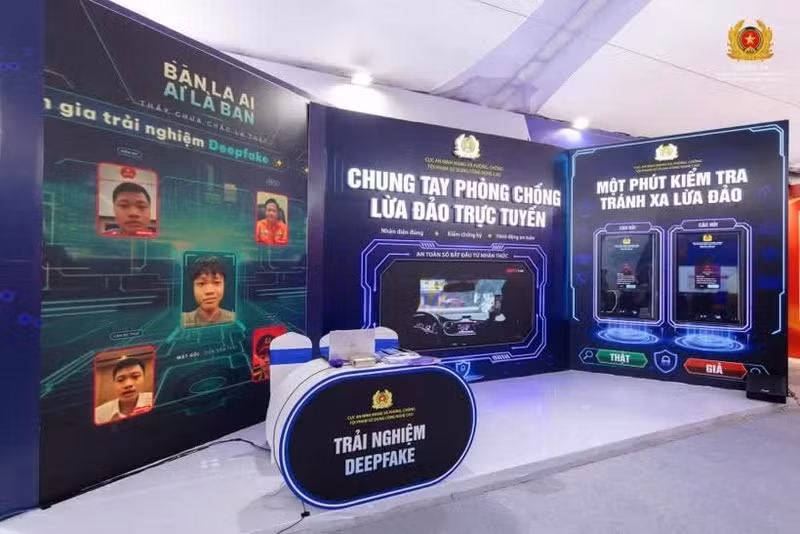 La exposición combina tecnologías digitales, modelos de simulación y actividades prácticas para acercar a la población a los conocimientos sobre seguridad de la información de una manera dinámica y fácil de comprender. (Foto: Vietnam+)