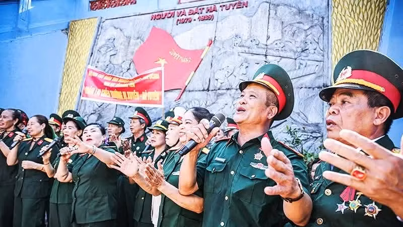 Veteranos cantan en memoria de sus compañeros caídos en Vi Xuyen, en la provincia de Tuyen Quang.