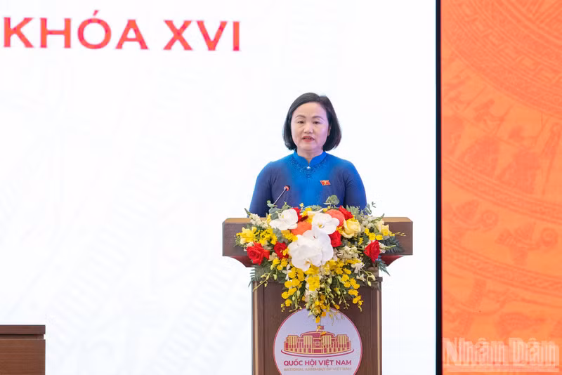 La vicepresidenta del Comité de Economía y Finanzas de la AN Pham Thuy Chinh presenta la ponencia “Renovar y elevar la eficacia de la supervisión parlamentaria para contribuir a eliminar los cuellos de botella, liberar y aprovechar eficazmente los recursos para el desarrollo, promover un nuevo modelo de crecimiento y materializar el objetivo de alcanzar un crecimiento económico de dos dígitos en la nueva etapa”.