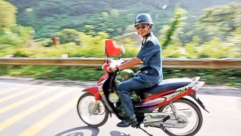 Un veterano viaja en motocicleta desde Lao Cai para rendir homenaje a sus compañeros sepultados en la provincia de Tuyen Quang.