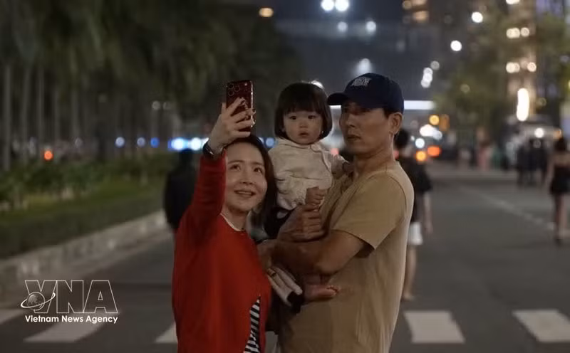 Una familia de turistas coreanos posa para una foto en la ciudad costera de Da Nang. (Foto: VNA)