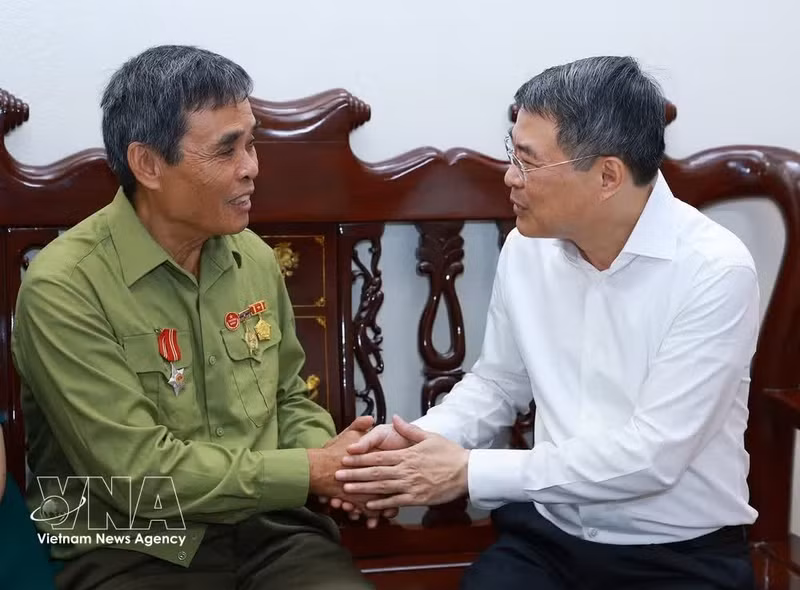 El primer ministro Le Minh Hung visita a la familia de Vy Van Nuoc (nacido en 1948, inválido de guerra con una discapacidad física del 42 por ciento), residente en el Bloque 8 del barrio Dong Kinh. (Foto: VNA)