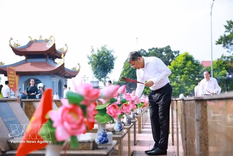 El primer ministro Le Minh Hung ofrece incienso en las tumbas de los héroes y mártires en el Cementerio de los Mártires de Lang Son. (Foto: VNA)