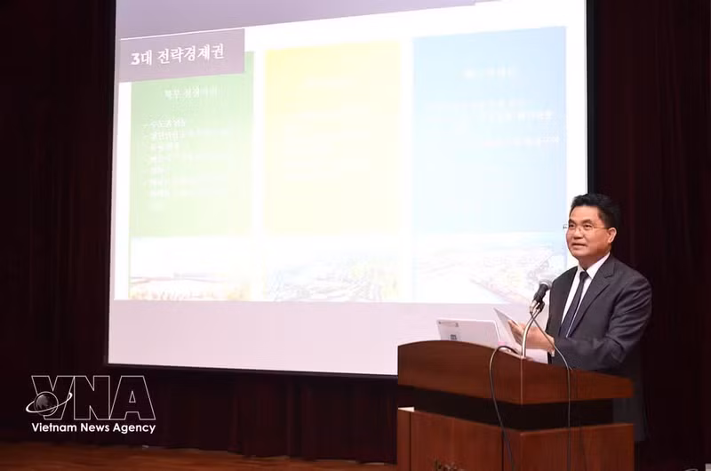 El vicepresidente del Comité Popular de Hung Yen, Le Quang Hoa, habla en la cita. (Foto: VNA)